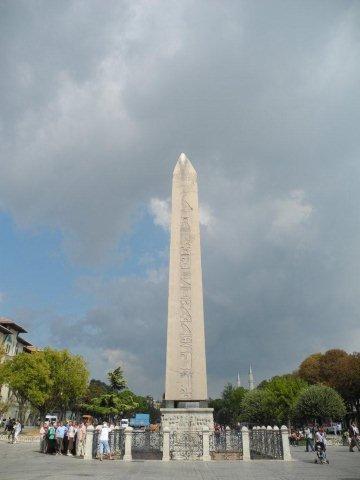 Hipodrom, Egyptsk obelisk (Istanbul)