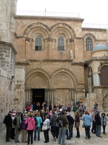 Bazilika Boho hrobu (ndvo). Vpravo od vchodu X. zastaven kov cesty